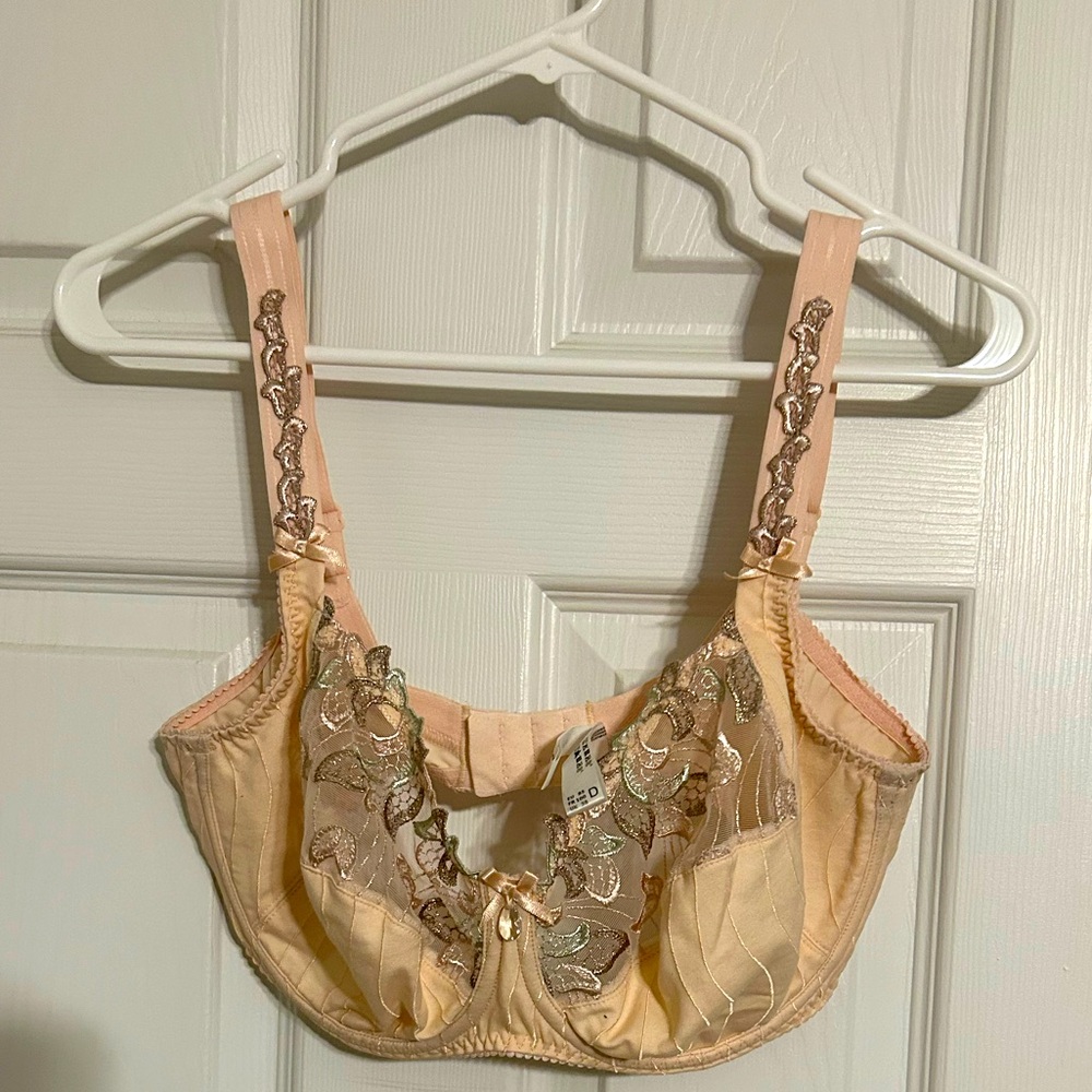 Prima-donna size 38D bra in pink with beautiful lace design.